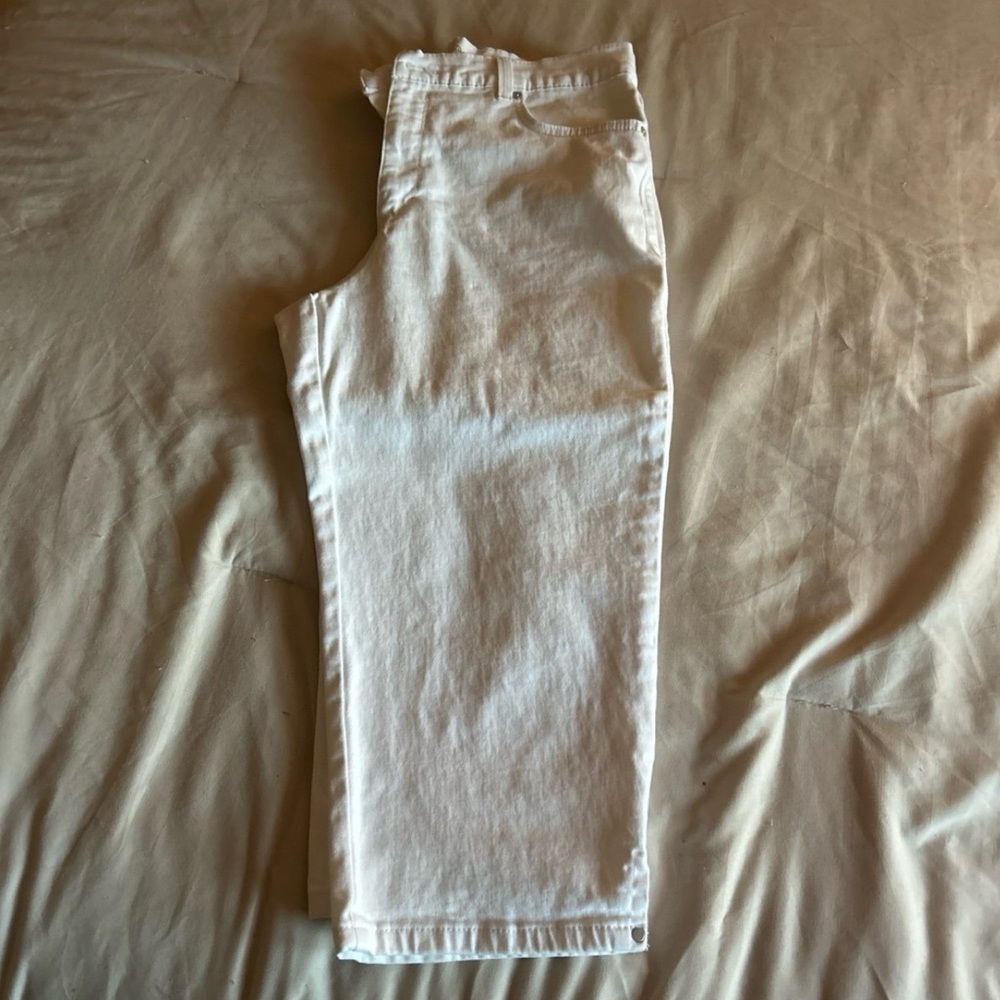 Gloria Vanderbilt White Capris